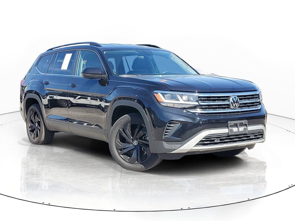 2022 Volkswagen Atlas 2.0T SE w/Technology in Black — front three-quarter view