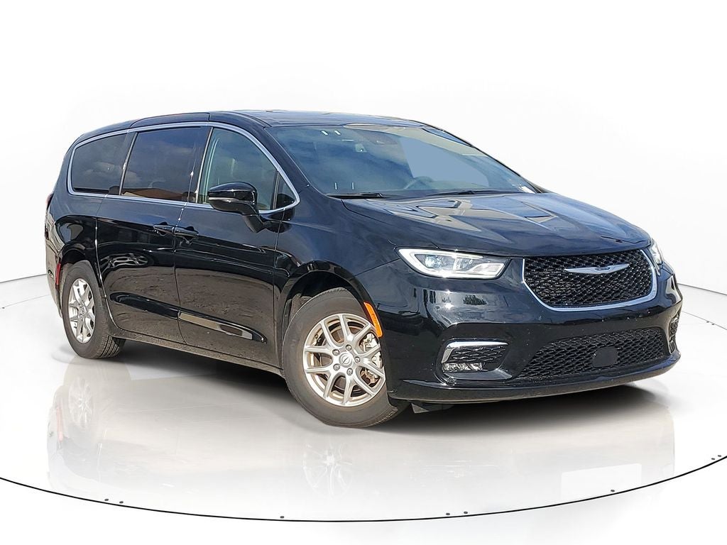 2025 Chrysler Pacifica Select in Diamond Black Crystal Pearlcoat — front three-quarter view