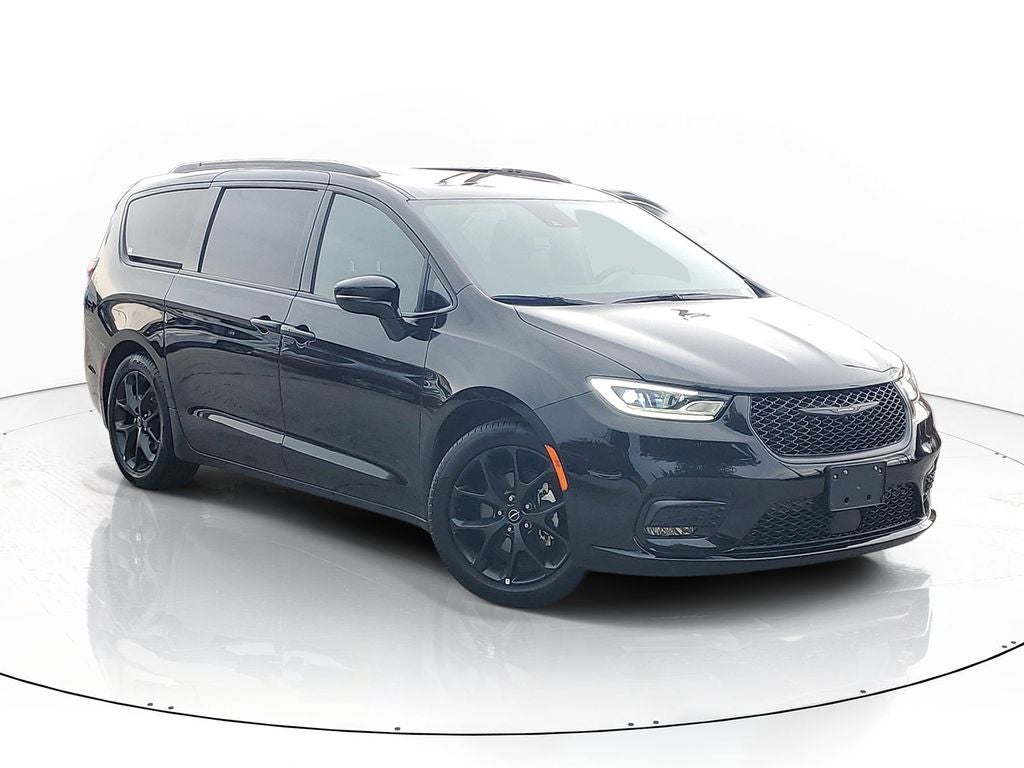 2026 Chrysler Pacifica Limited in Diamond Black Crystal Pearlcoat — front three-quarter view