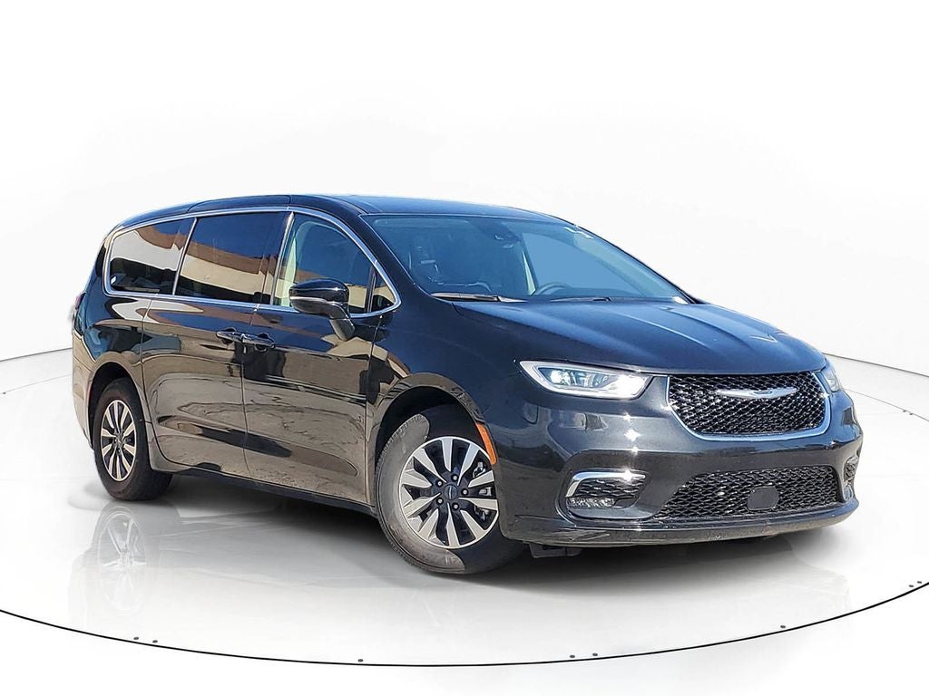2024 Chrysler Pacifica Hybrid Select in Brilliant Black Crystal Pearlcoat — front three-quarter view
