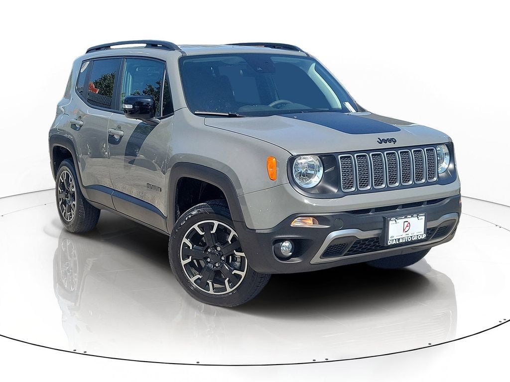 2023 Jeep Renegade Latitude in Sting-Gray Clearcoat — front three-quarter view